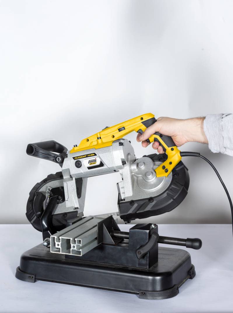 Flexicut 1140E şerit testere için entegre mengeneli taban. 2